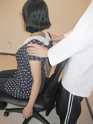 左右の肩甲骨を寄せるイメージ