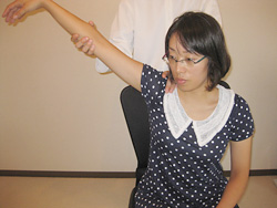 腕をあげるイメージ