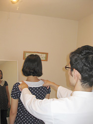 左右の肩の高さをチェックするイメージ