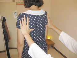 肩甲骨のゆがをチェックするイメージ