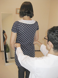 左右の骨盤の高さ、ゆがみをチェッククするイメージ