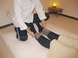 左右の足の長さの差をチェックするイメージ